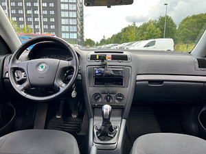 Skoda Octavia (8 foto / 12)