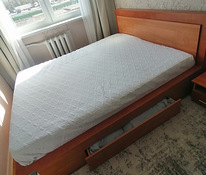 Продается кровать с матрацем