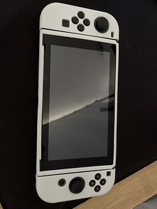 Nintendo switch V2 + hoiukarp ja ümbris (2 foto / 4)