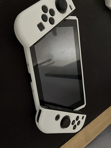 Nintendo switch V2 + hoiukarp ja ümbris (3 foto / 4)
