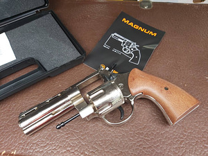 Püstol-revolver (4 foto / 4)