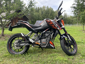 KTM Duke 125 2011 (2 foto / 4)