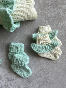 Kinkekomplekt beebile. Kootud kombinesoon, müts ja sokid (4 foto / 4)
