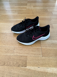 Кроссовки Nike (1 фото из 4)