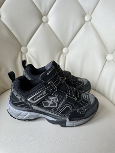 Skechers tossud poisile. Suurus 28,5. (3 foto / 5)