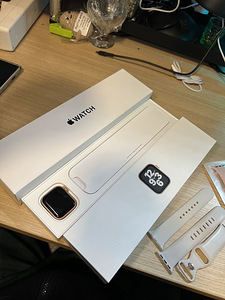 Apple Watch SE 40mm (Rose Gold Aluminum) (2 foto / 5)