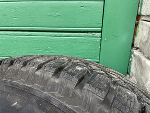 265/70R16 Bridgestone Blizzak Spike-01 - OLD DOT 112T Naast (3 foto / 4)