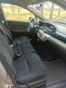 Honda FR-V (5 фото из 8)