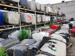 Veoauto kütusepaagid erinevad surused / Fuel tanks (1 foto / 1)