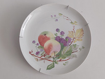 Настенная тарелка с росписью и подписью.