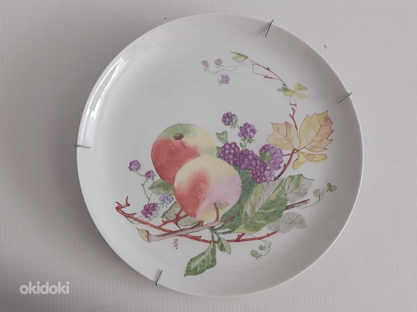 Настенная тарелка с росписью и подписью. (фото #1)