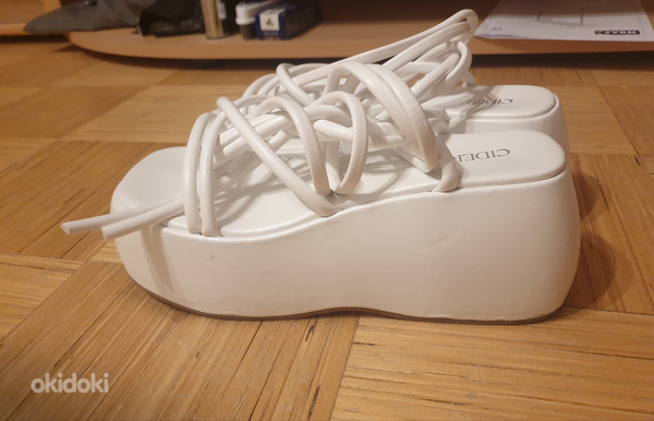 Белые сандалии (фото #1)