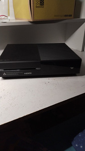 Xbox One Must 300gb + 1 pult + kõik juhtmed (1 foto / 2)