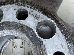 Литые диски Audi + шипованные шины 225/50 R17 (9 фото из 10)