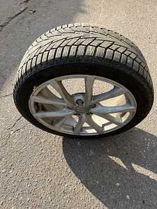 Продаются зимние шины с дисками 245/40 R18 (1 фото из 2)