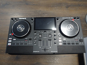 DJ-контроллер Numark Mixstream Pro (7 фото из 7)