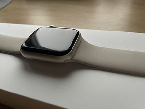 Apple Watch SE (Gen 2) 40mm Starlight (1 foto / 7)