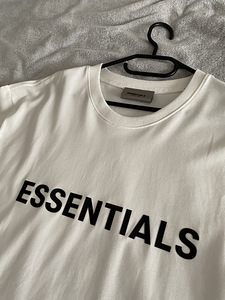 Essential T-Shirt (2 foto / 6)