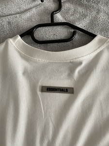 Essential T-Shirt (6 foto / 6)