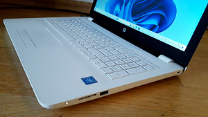 HP Laptop 15 Celeron/15.6"/4GB/SSD120GB/W11 (4 фото из 8)