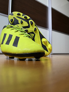 Jalgpallijalatsid Adidas, suurus 36.5 (1 foto / 3)