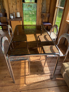 Стеклянный обеденный стол и четыре стула