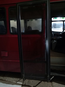 MB 815D klaasist küljeuks õhuseadmega. (1 foto / 2)