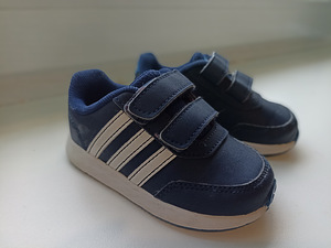 Кроссовки Adidas (3 фото из 3)