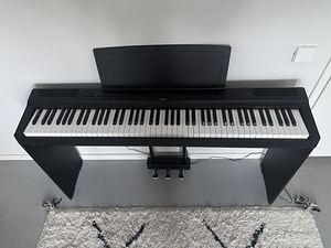 Digitaalne klaver Yamaha p-125a, noodihoidja, pedaalid, jalg (1 foto / 1)