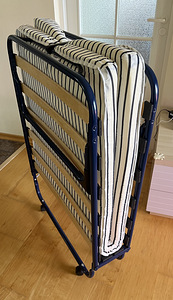 ratastel madratsiga kokkupandav voodi. Suurus 180x90. JA (1 foto / 2)