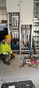 Elektrik. Kaablite paigaldamine, kilpide kokkupanek, lühiste (7 foto / 10)