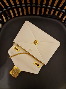Valentino Garavani One Stud Chain-Linked Crossbody (4 foto / 4)