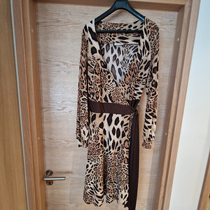 Платье с леопардовым принтом М