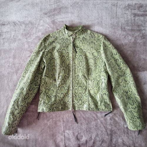 Кожаная куртка с узором под крокодила (фото #1)