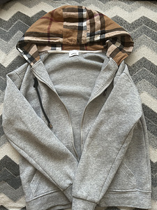 BURBERRY (1 foto / 3)