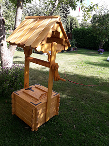 Деревянный цветочный колодец (3 фото из 4)