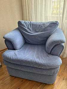 Красивое синее приличное кресло и диван