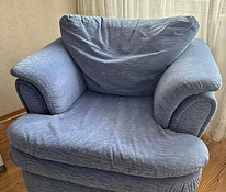Красивое синее приличное кресло и диван