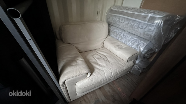 Кожаный диван с креслом (фото #3)