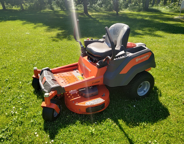 M: Husqvarna Z242F murutraktor