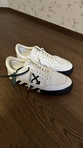 Vulcanized low-top Off-White sneakers nahast