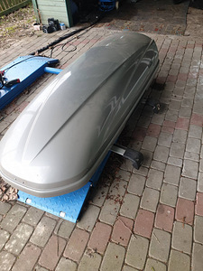 Katuseboks Thule Oli peal Volvo XC 60 2013 koos raa midega (1 foto / 2)