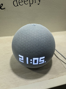 Amazon Echo Dot (5 поколение) с часами (1 фото из 2)