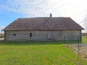 Старый фермерский дом, построенный из еловых балок. (3 фото из 10)