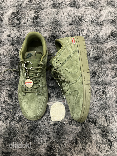 Nike x Supreme Dunk SB