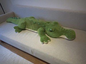 Suur pehmest krokodillist mänguasi, 160 cm pikk ja 50 cm lai (1 foto / 3)