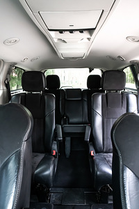 Lancia Voyager Platinum 2.8 131kW (3 foto / 8)