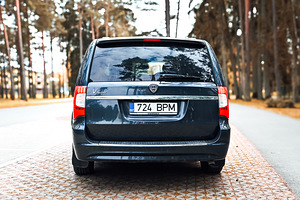 Lancia Voyager Platinum 2.8 131kW (5 foto / 8)