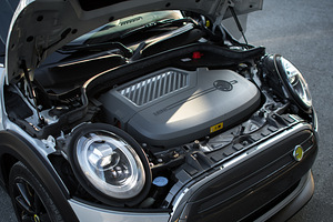 MINI Cooper SE Facelift Sport (13 foto / 14)