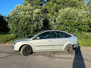 Ford Focus 2.0 (7 фото из 8)